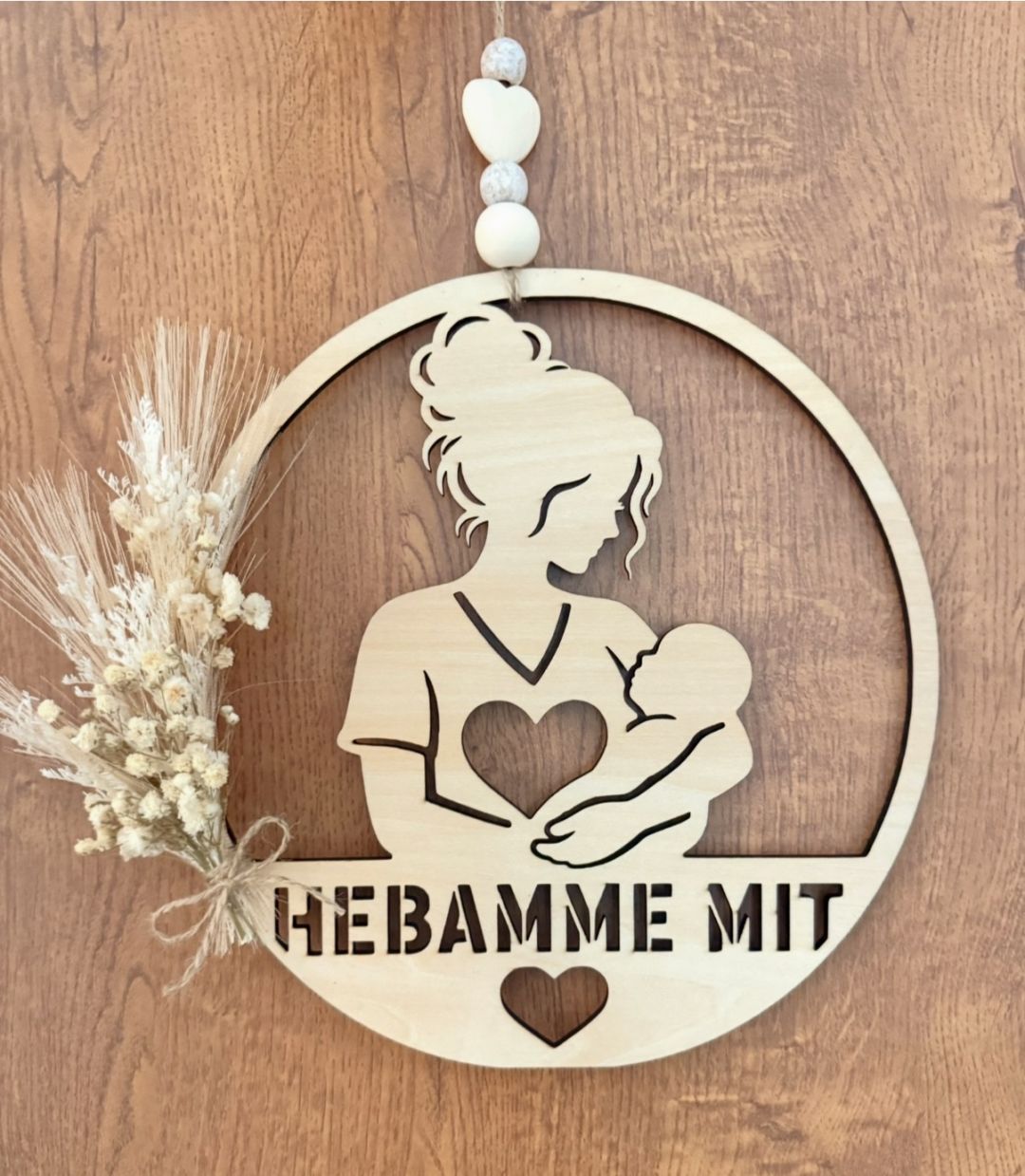 Holzkranz mit getrockneten Blumen und eingearbeiteter Silhouette, von Hand gefertigt im Porselner Lädchen.
