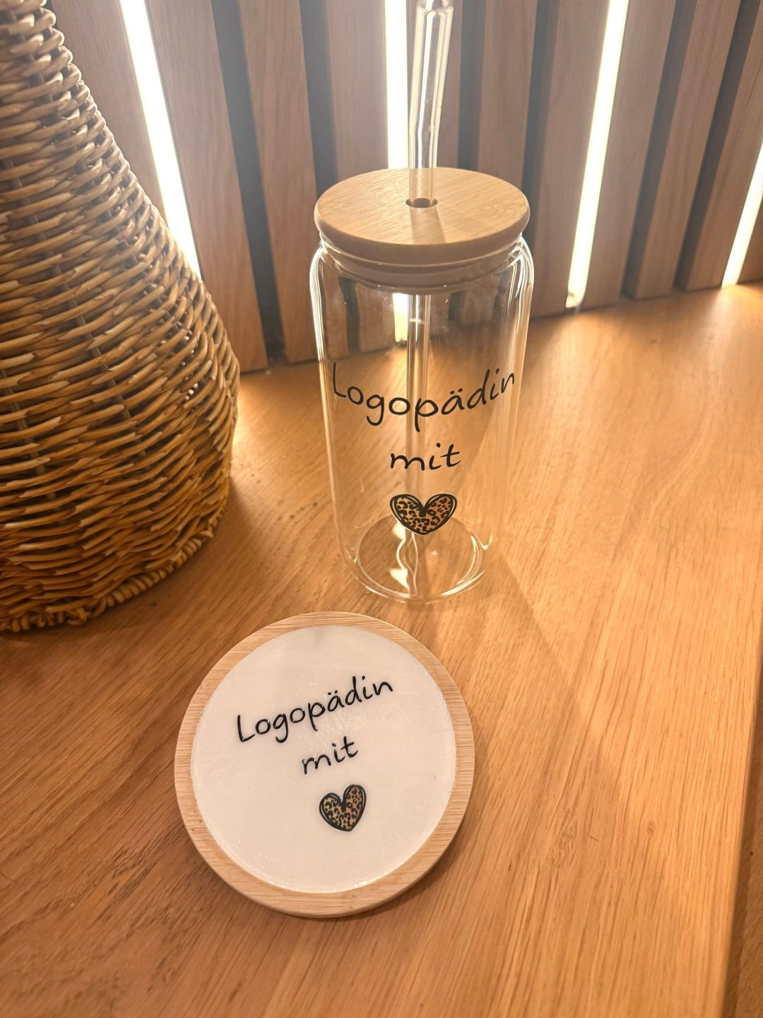 Geschenkset aus bedrucktem Glas mit Bambusdeckel und passendem Untersetzer.