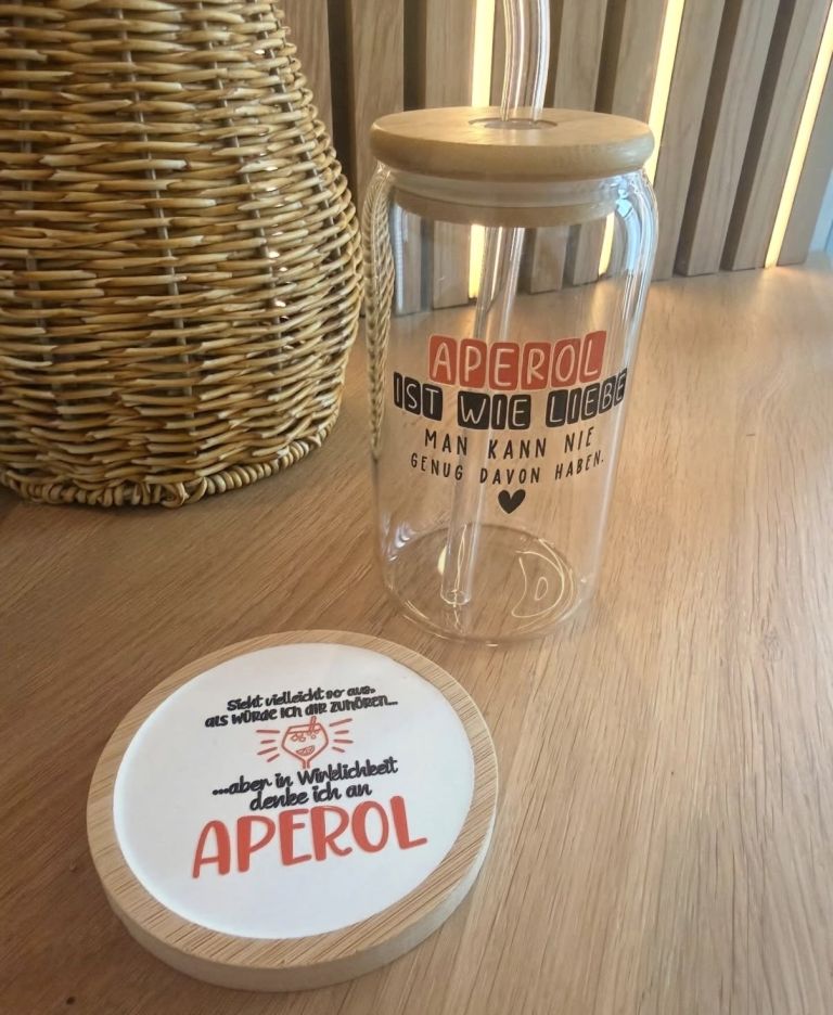 Bedrucktes Cocktailglas mit Bambusdeckel und passendem Untersetzer aus Holz.